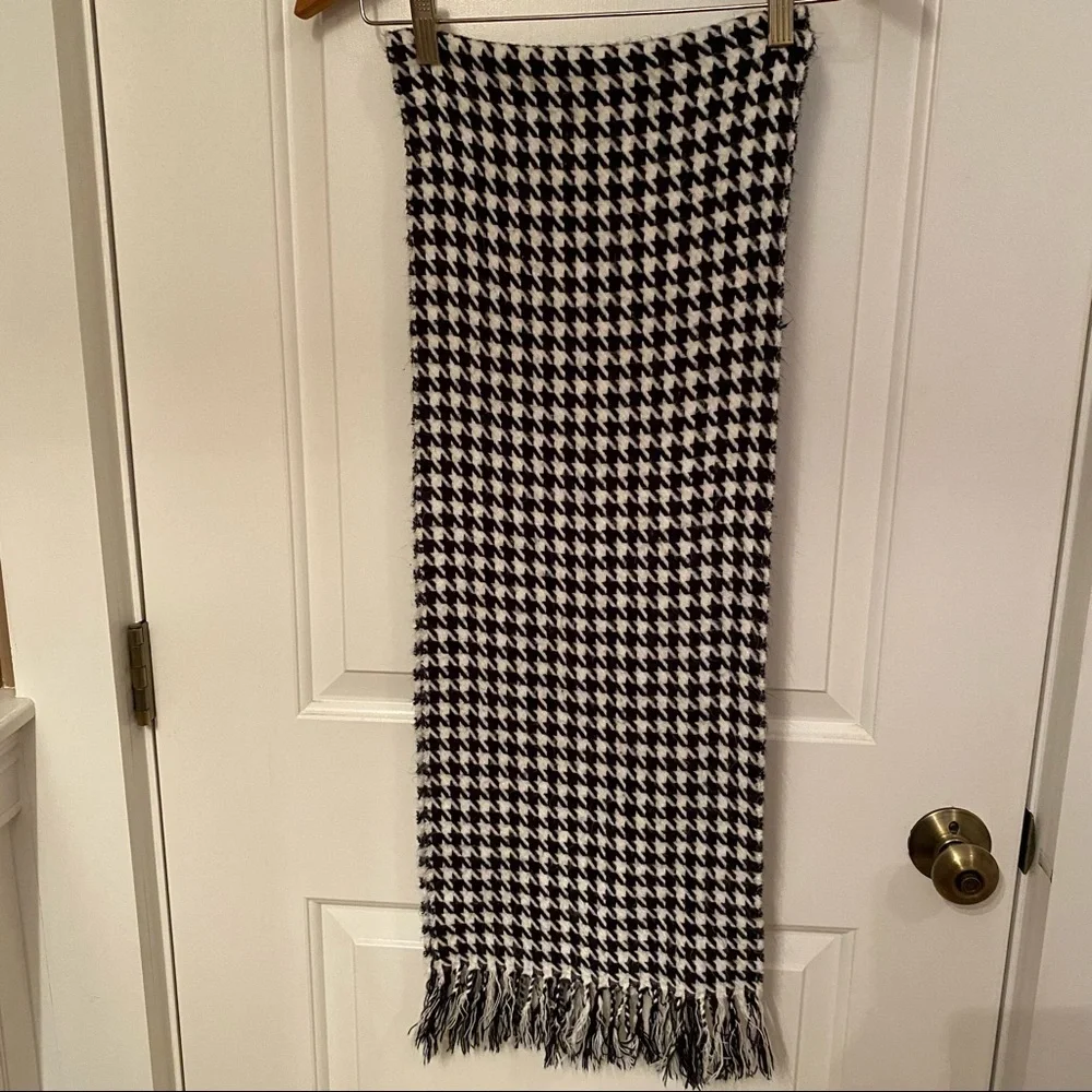 SCARF SCOTLAND CASHMERE BLACK WHITE HOUNDSTOOTH LONG FRINGE ACCESSORY MUFFLER